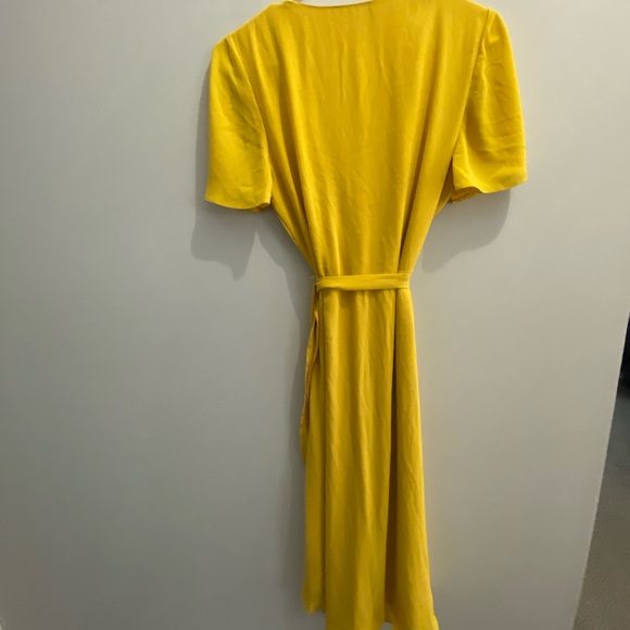 Size small Lulu’s midi, mustard colored wrap dress! Only worn twice - Picture 3 of 4